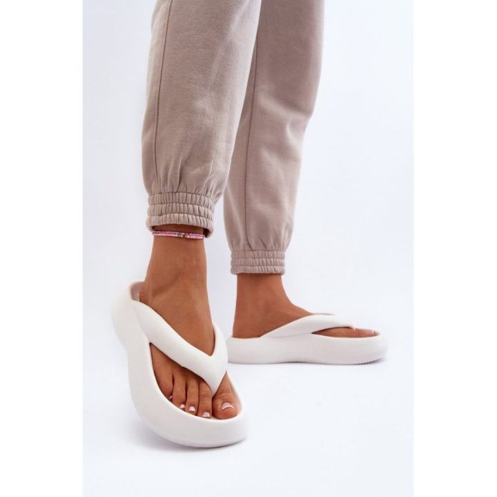 Moteriškos šlepetės ant masyvios platformos STEP IN STYLE, baltos