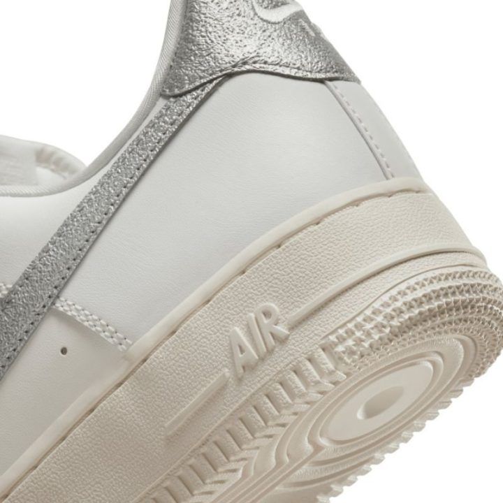 Moteriški sportbačiai Nike Air Force 1 '07, balti