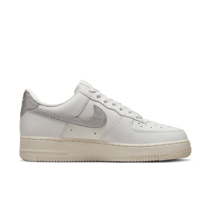 Moteriški sportbačiai Nike Air Force 1 '07, balti