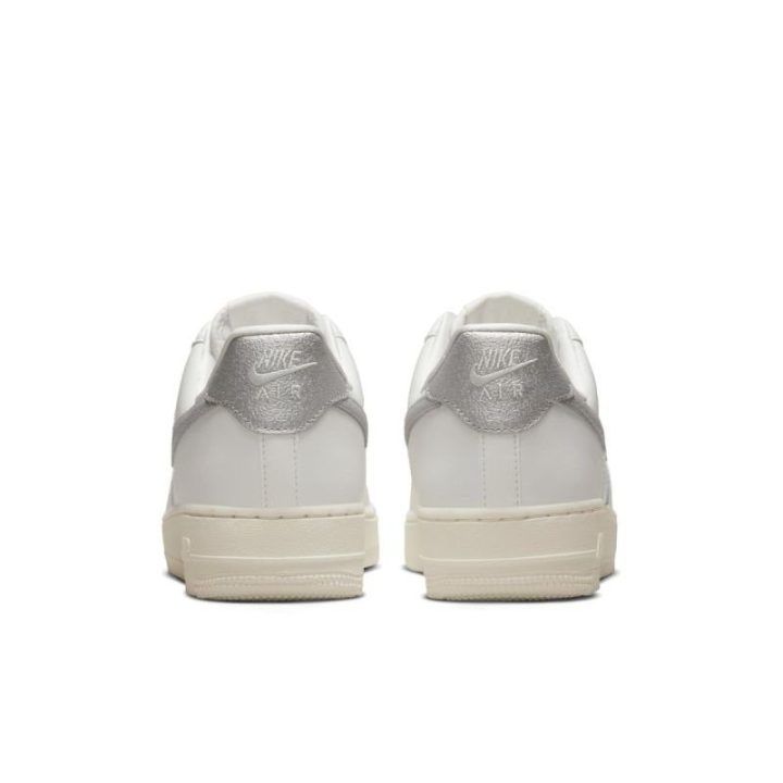 Moteriški sportbačiai Nike Air Force 1 '07, balti