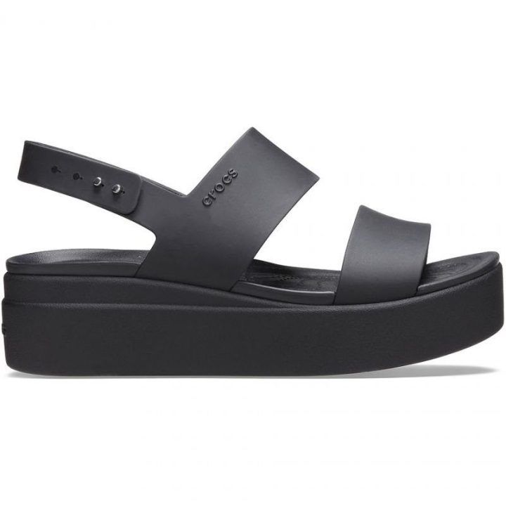 Moteriškos basutės su 45 mm pleištiniu kulnu Crocs Brooklyn, juodos