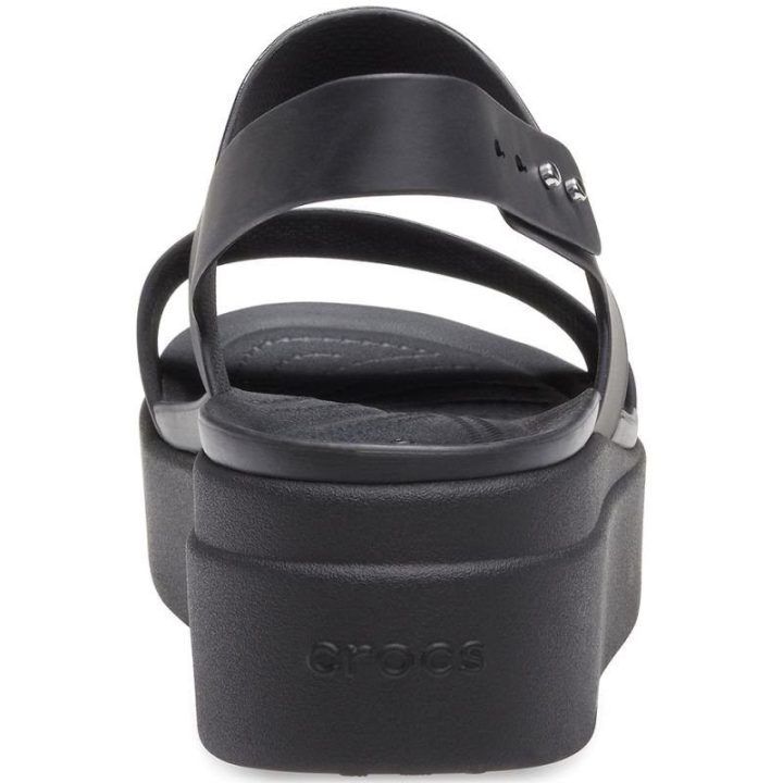 Moteriškos basutės su 45 mm pleištiniu kulnu Crocs Brooklyn, juodos